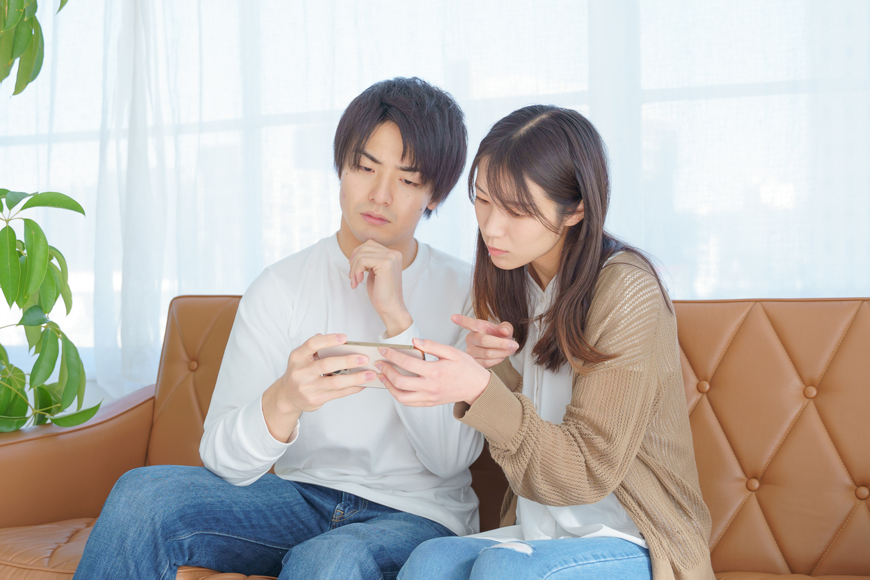 悩んでいるカップル
